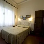 Porta Sant'anna 3* لوكا